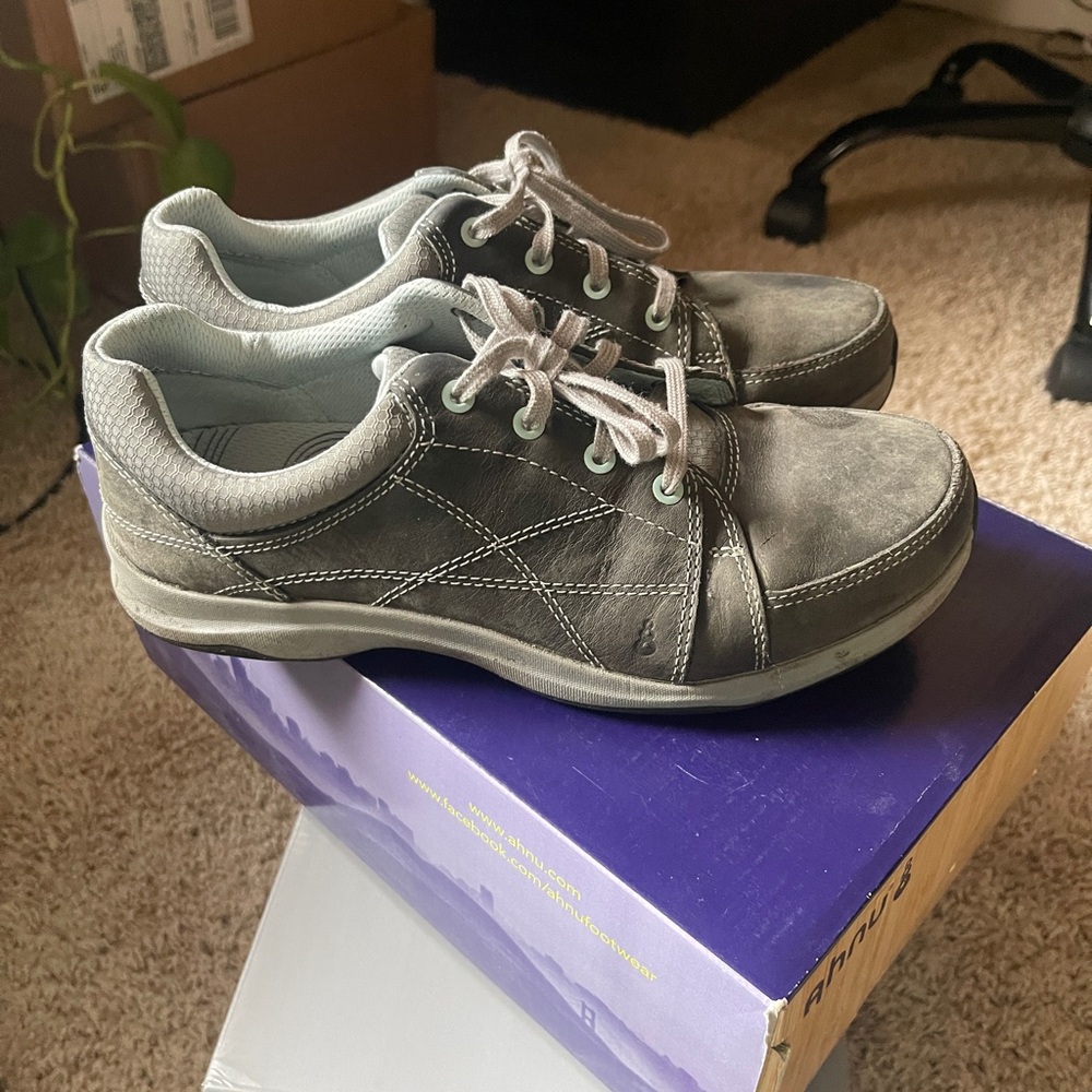 Ahnu Walking Shoe Women’s charcoal Gray with light teal accents size 7 like new
